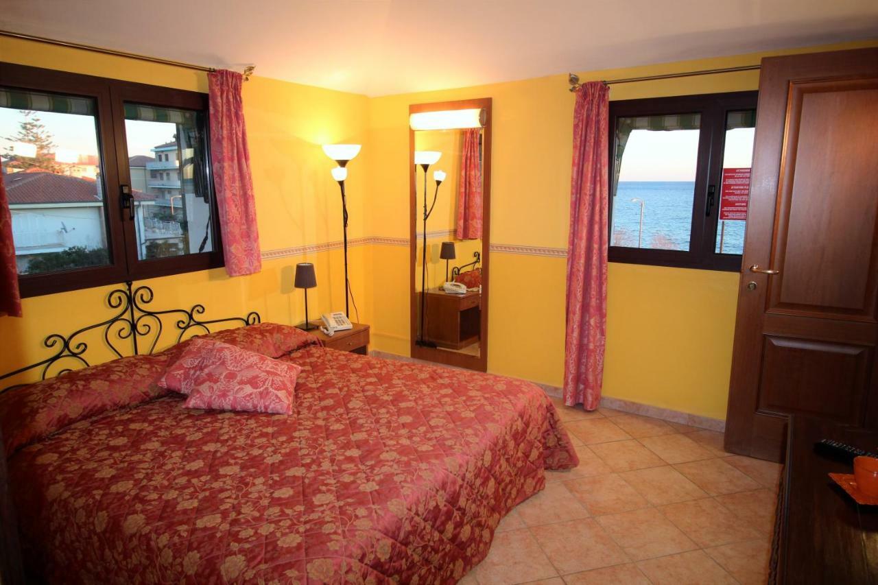 Del Prado Aparthotel Riva Ligure Buitenkant foto