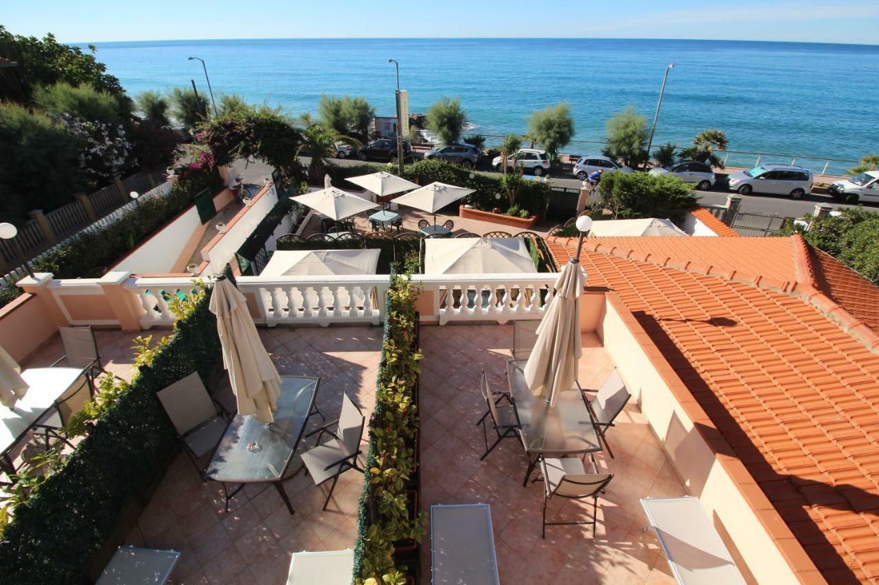 Del Prado Aparthotel Riva Ligure Buitenkant foto